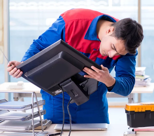 Bilgisayar tamir uzmanı bilgisayar masaüstünü onarıyor