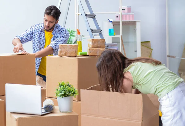 Молода сім'я розпаковується в новому будинку з коробками — стокове фото