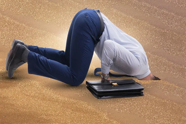 Empresario escondiendo su cabeza en la arena escapando de los problemas — Foto de Stock