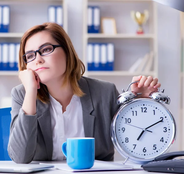 Femme d'affaires travaillant dans le bureau — Photo