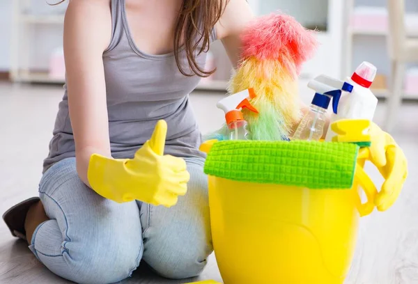 Mulher fazendo limpeza em casa — Fotografia de Stock