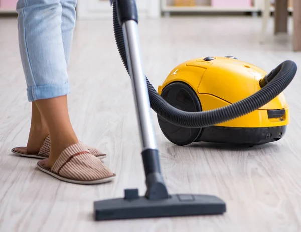 Mulher fazendo a limpeza em casa com aspirador de pó — Fotografia de Stock