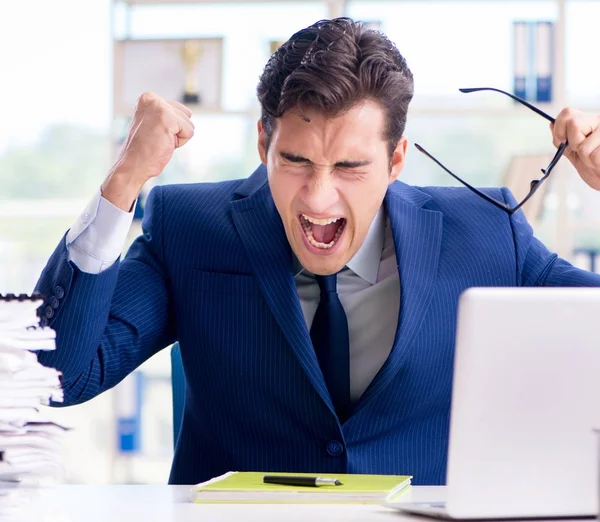 Empresário que trabalha no escritório — Fotografia de Stock