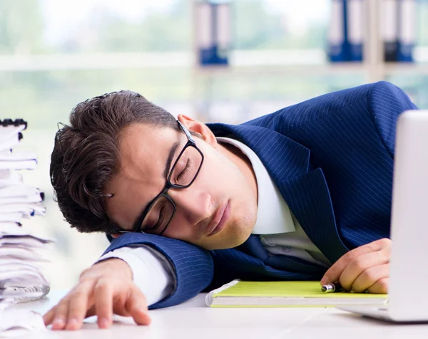 Trött affärsman utmattad efter hårt arbete och överdriven worklo — Stockfoto