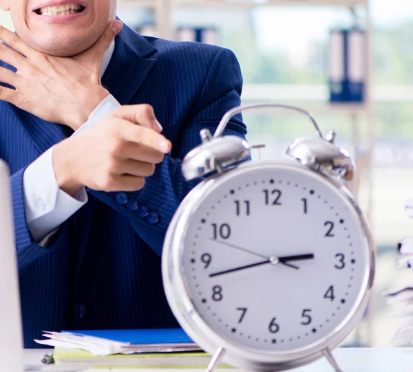 Üzletember óriás órával nem tartja be a határidőket és Missi — Stock Fotó