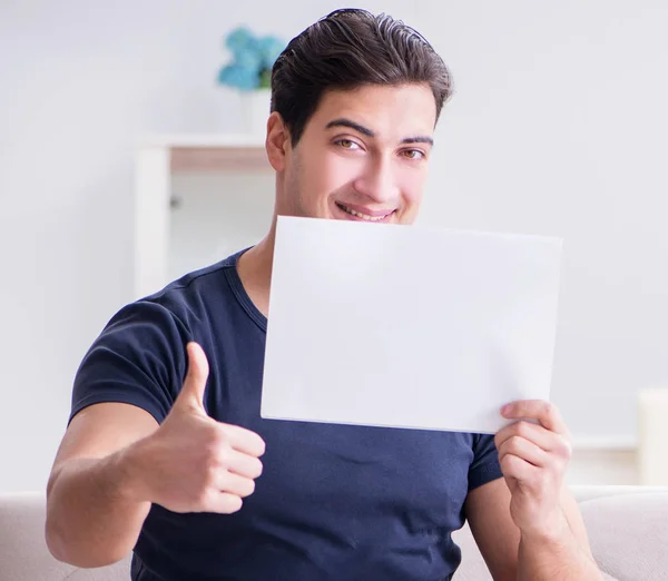 Ung man förbereder packning för sommarsemester — Stockfoto