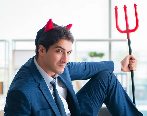 オフィスで悪魔の怒りのビジネスマン — ストック写真