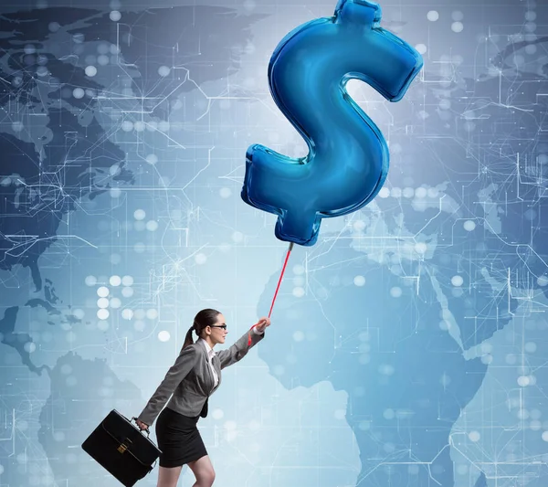 Businesswoman létání na dolar znamení nafukovací balón — Stock fotografie