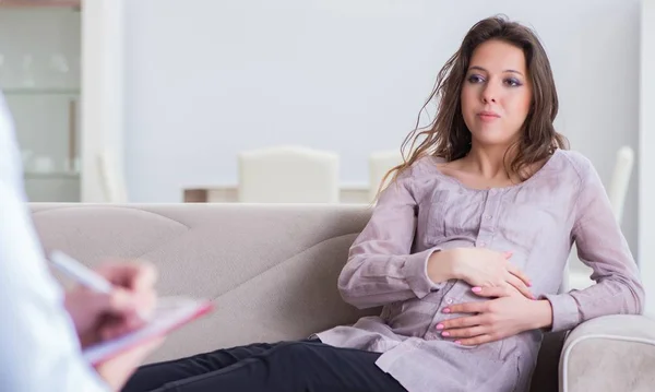 Donna incinta dal medico psicologo — Foto Stock