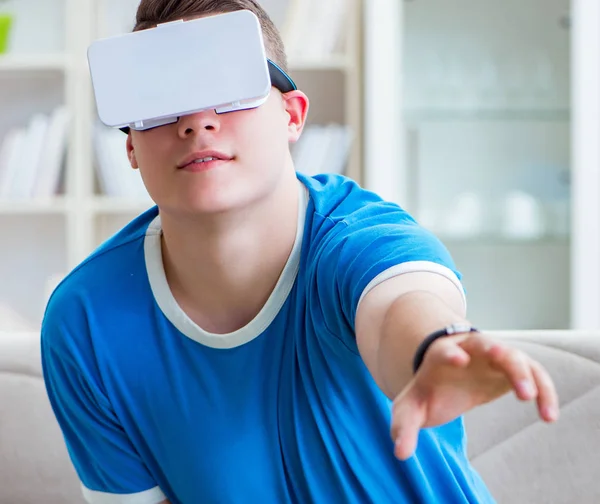 Jonge man met virtuele bril — Stockfoto