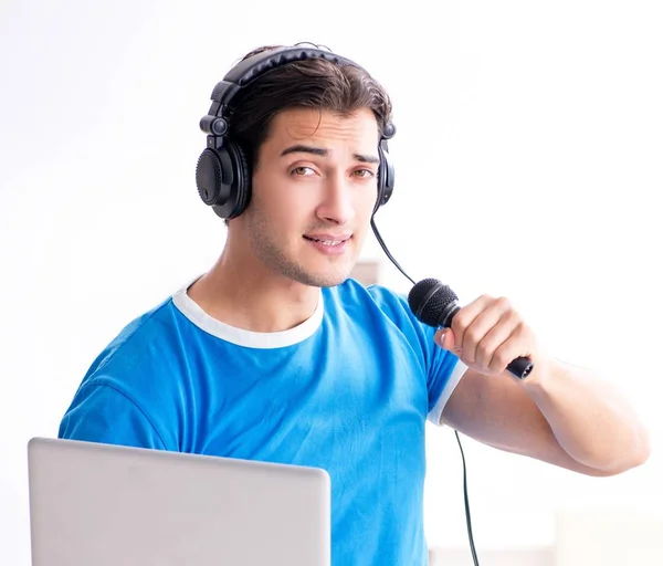 Young man singing at home karaoke — Stock Photo, Image