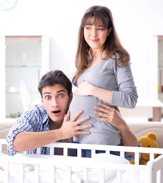 Unga föräldrar väntar sitt första barn — Stockfoto