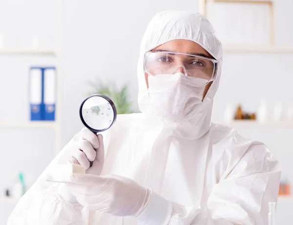 Científico alimentario probando cosas nuevas en el laboratorio —  Fotos de Stock