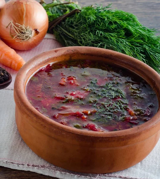 Schüssel mit traditioneller Suppe Borscht auf dem Tisch — Stockfoto