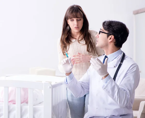 Médico explicando a jovem mãe — Fotografia de Stock