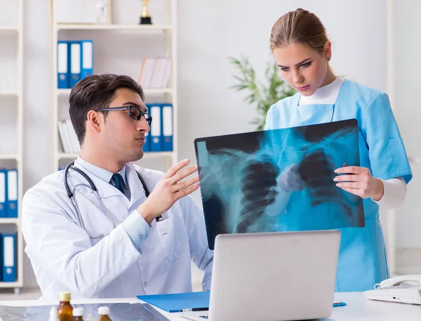 Két orvos vizsgálja röntgen képek a beteg diagnózis — Stock Fotó