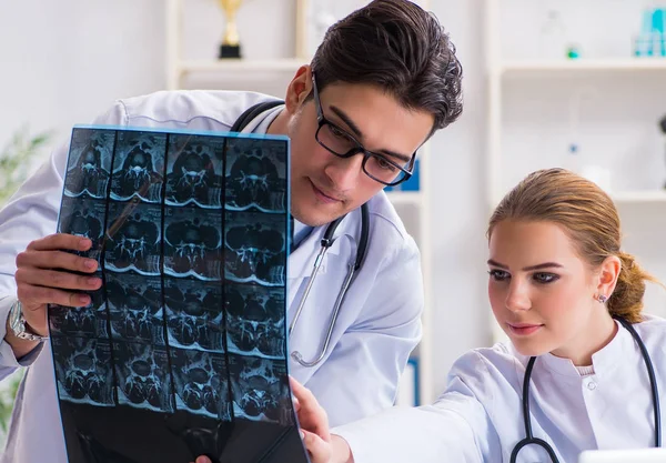 Twee artsen onderzoeken röntgenfoto 's van patiënten voor diagnose — Stockfoto