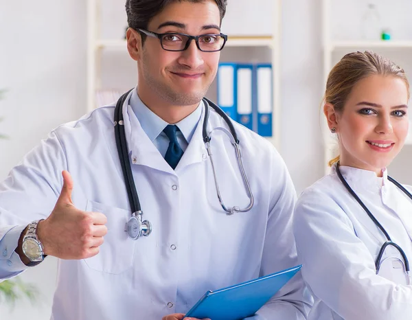 Médico y doctora discutiendo en el hospital — Foto de Stock