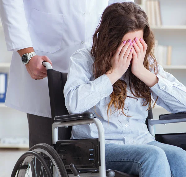 Paciente discapacitado en silla de ruedas que visita al médico para control regular —  Fotos de Stock