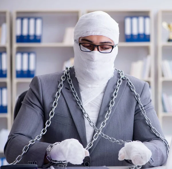 Επιδέσμιος επιχειρηματίας εργαζόμενος στο γραφείο κάνει paperwor — Φωτογραφία Αρχείου