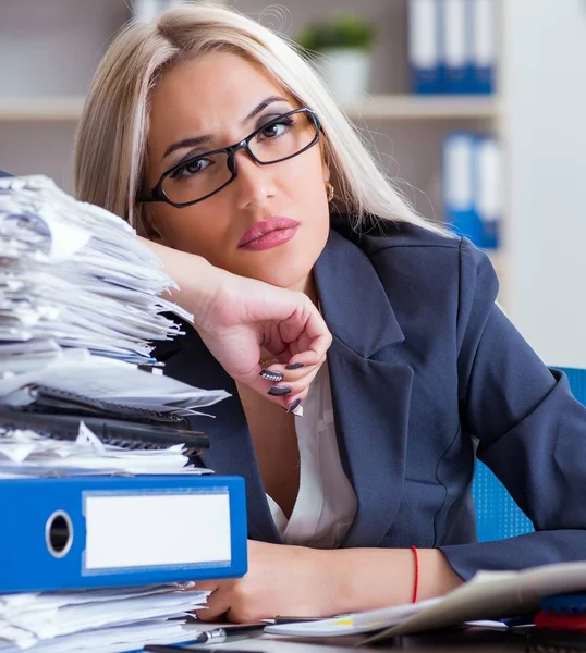 Empresária ocupada trabalhando no escritório na mesa — Fotografia de Stock
