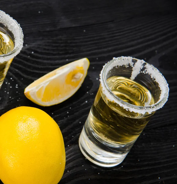 Bebida de tequila servida em copos com limão e sal — Fotografia de Stock