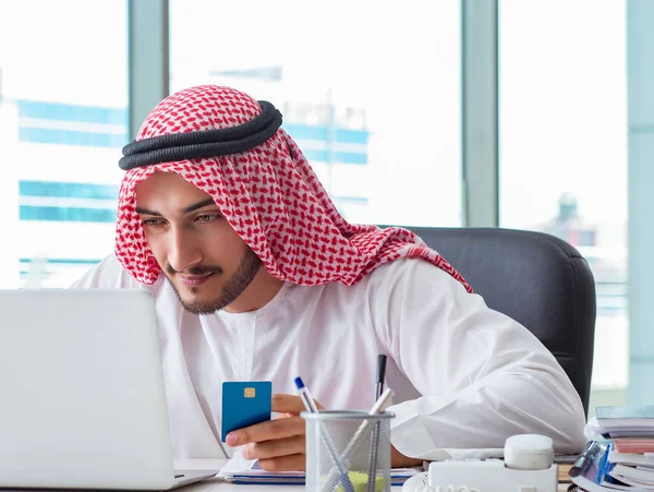 在办公室工作的阿拉伯商人 — 图库照片