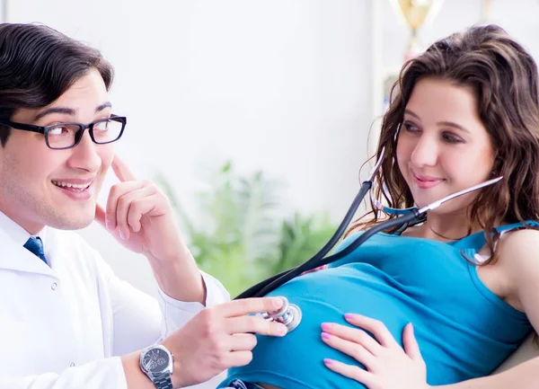 Orvos vizsgálata terhes nő beteg kórházban — Stock Fotó
