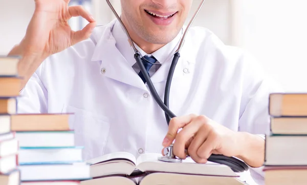 Estudiante de medicina preparándose para exámenes universitarios — Foto de Stock