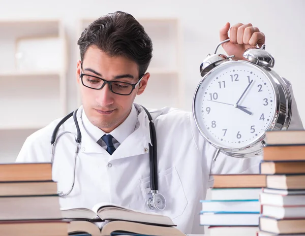 Estudiante de medicina se queda sin tiempo para los exámenes —  Fotos de Stock