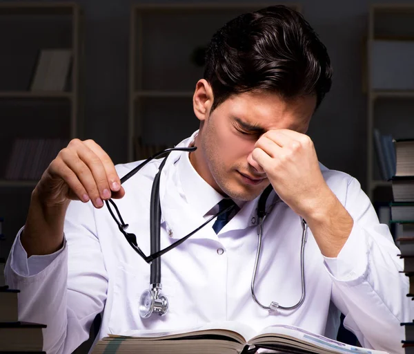 Medical student preparing for university exams at night — Stock Photo, Image