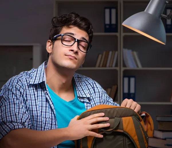 Student se připravuje na zkoušky pozdě v noci doma — Stock fotografie