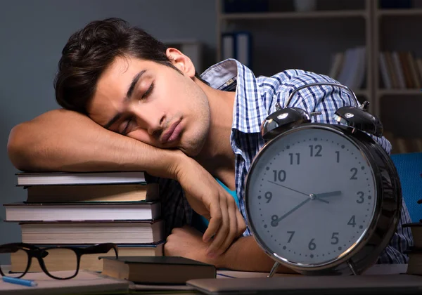 Estudante se preparando para exames tarde da noite em casa — Fotografia de Stock
