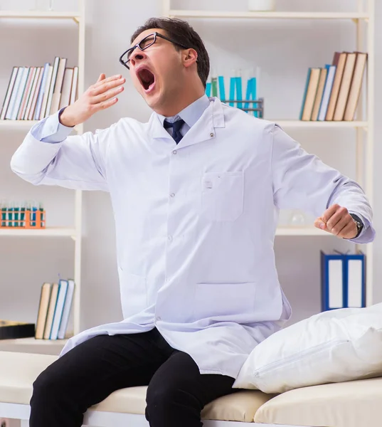 Dokter ontspannen na complexe chirurgie in het ziekenhuis — Stockfoto