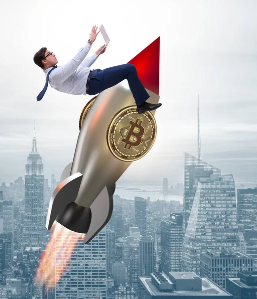 Бізнесмен летить на ракеті в концепції зростання цін біткоїн — стокове фото