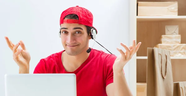 Operaio del call center presso il centro di distribuzione pacchi nell'ufficio postale — Foto Stock