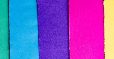 Mesajınız için boş alanı olan yırtık kağıt