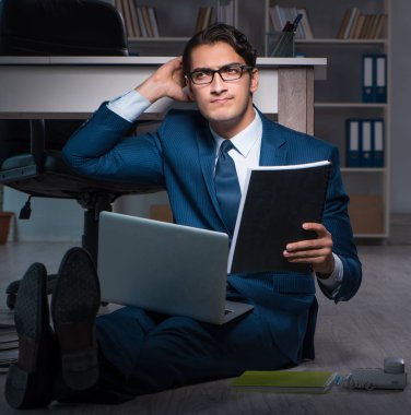 İş adamı geç saatlere kadar ofiste çalışıyor.