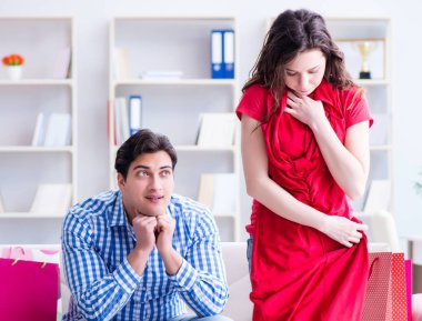 Alışveriş yaptıktan sonra genç çift.