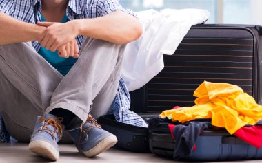 Genç adam tatil için hazırlanıyor.