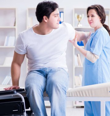 Doktorla birlikte rehabilitasyon gören hasta.