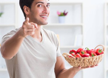 Sağlıklı beslenme ve beslenme konsepti olan genç bir adam