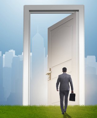 Geleceğe açılan kapının önünde duran iş adamı.