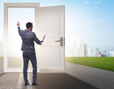 İş fırsatları konseptinde iş adamı kapının önünde.