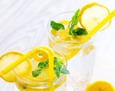 Bir bardak limonlu mojito ve saman içmek.
