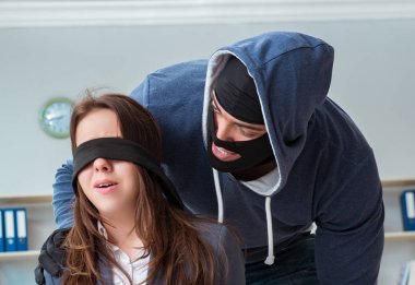 Suçlu, iş kadınını ofisinde rehin aldı.