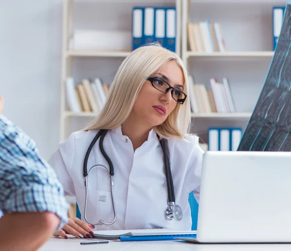 Médico examinando imágenes de rayos X del paciente — Foto de Stock