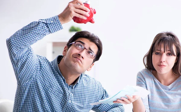 Junges Paar schaut auf Familienfinanzierungspapiere — Stockfoto