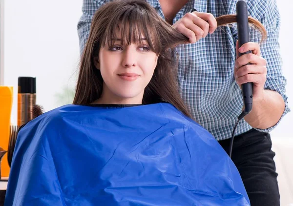 Homem masculino cabeleireiro fazendo corte de cabelo para mulher — Fotografia de Stock