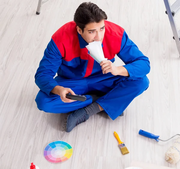 Joven pintor tratando de combinar colores para el trabajo de pintura — Foto de Stock